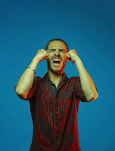 Känslomässig Stilig Kille Visar Sina Känslor Och Reaktioner Blå Bakgrund — Stockfoto