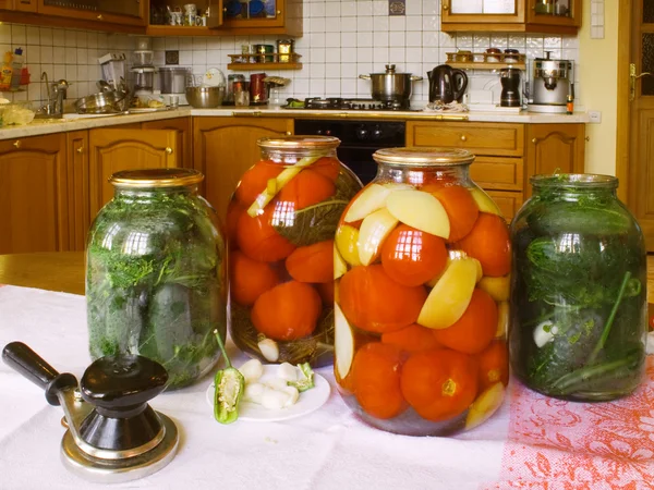 Enlatamento em casa. Legumes em frascos de vidro . — Fotografia de Stock