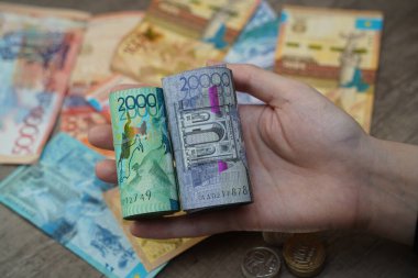 Almaty, Kazakistan - 12.02.2021: Kazakistan 'ın banknotları rulo şeklinde katlandı
