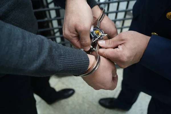 Ein Polizist Legt Einem Verdächtigen Handschellen — Stockfoto