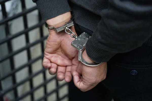 Ein Polizist Legt Einem Verdächtigen Handschellen — Stockfoto