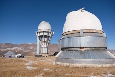 Almaty, Kazakistan - 10.30.2020: Tien Shan Astronomik Gözlemevi. Uzay ve güneş istasyonlarının inşası.