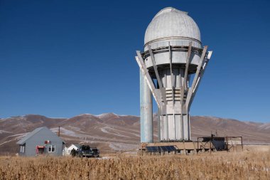 Almaty, Kazakistan - 10.30.2020: Tien Shan Astronomik Gözlemevi. Uzay ve güneş istasyonlarının inşası.