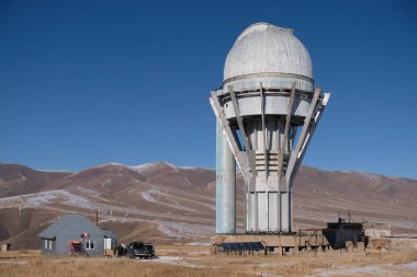 Almaty, Kazakistan - 10.30.2020: Tien Shan Astronomik Gözlemevi. Uzay ve güneş istasyonlarının inşası.