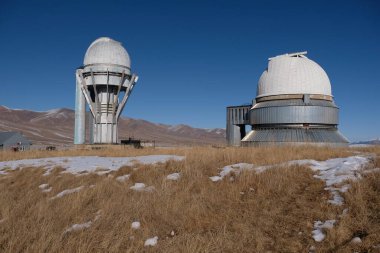 Almaty, Kazakistan - 10.30.2020: Tien Shan Astronomik Gözlemevi. Uzay ve güneş istasyonlarının inşası.