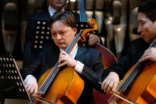 哈萨克斯坦阿拉木图 2020年11月15日 交响乐团协奏曲 在舞台上表演不同的作品 — 图库照片