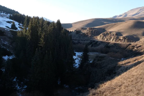 Zona Montuosa Vicino Almaty Colline Con Vegetazione Neve — Foto Stock