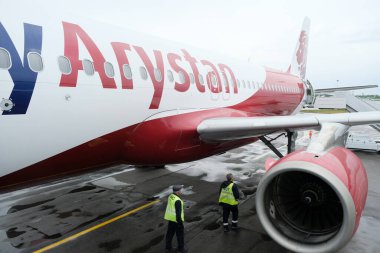 Almaty, Kazakistan - 05.02.2019: Havayolu şirketi Fly Arystan 'ın uçağı havalimanı sınırları içindedir.
