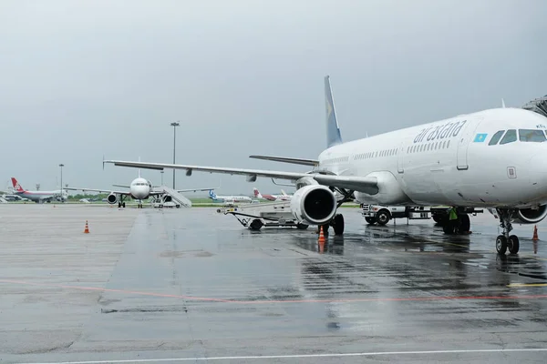 Almaty Kazajstán 2019 Avión Air Astana Airline Prepara Para Abordar — Foto de Stock