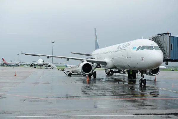 Almaty Kazachstán 2019 Letadlo Air Astana Připravuje Nástup Cestujících Odlet — Stock fotografie