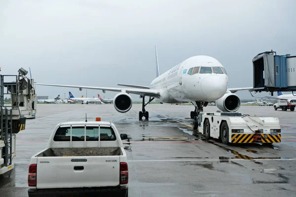 Almaty Kazajstán 2019 Avión Air Astana Airline Prepara Para Abordar — Foto de Stock