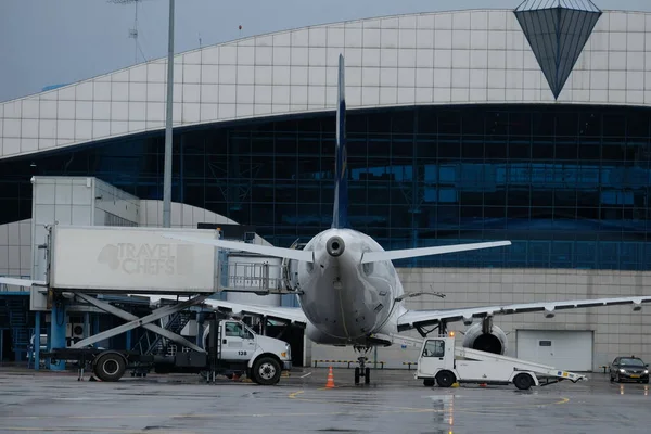 카자흐스탄 알마티 2019 아스타나 비행기가 날씨에 승객을 태우고 공항을 준비를 — 스톡 사진