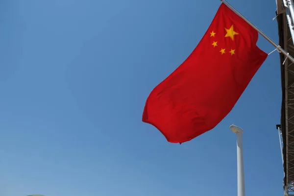 Государственный Флаг Китая Развевается Ветру — стоковое фото