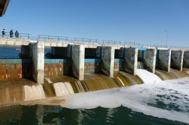 Aralsk, Kazakistan - 10.06.2020: Kokaral barajının bölgesi. Küçük Aral Denizi 'ndeki su seviyesinin düzenlenmesi.