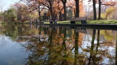 Almaty, Kazakistan - 10.20.2020: su yüzeyinde yansıma. Şehir Botanik Bahçesi.