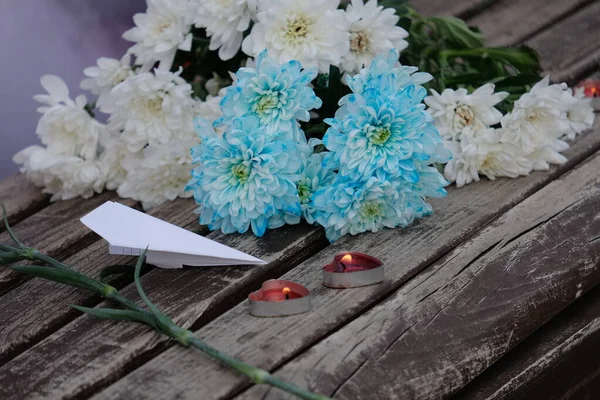 Κεριά Χάρτινο Αεροπλάνο Και Λουλούδια Παγκάκι Στη Μνήμη Των Νεκρών — Φωτογραφία Αρχείου