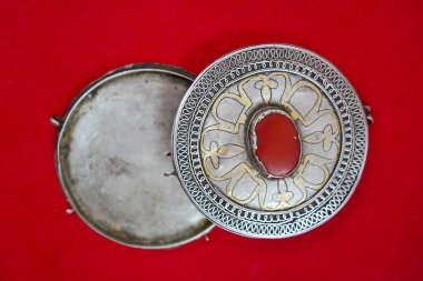 Antik Kazak ulusal mücevheri ülkenin farklı bölgelerindeki kazılarda bulundu.