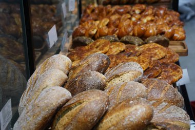 Ekmek ve hamur işleri kaplarda ve hipermarketin raflarında.