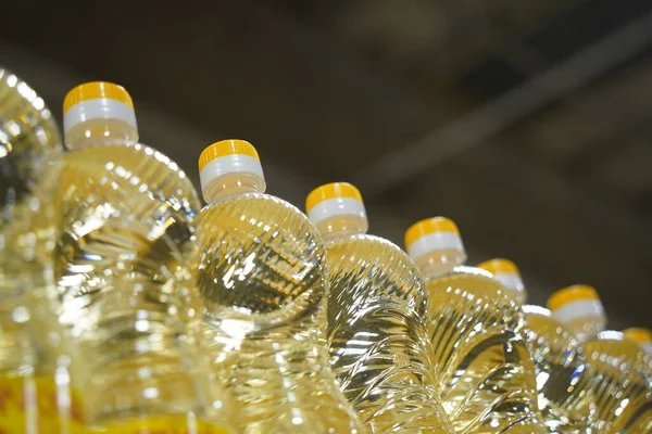 Bottiglie Plastica Con Olio Girasole Stand Dietro Altro Hypermarkett — Foto Stock