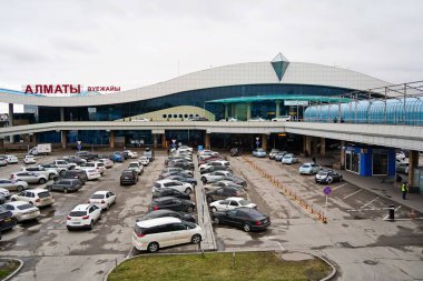 Almaty, Kazakistan - 03.16.2022: Büyük otopark ve havaalanı binasının ana girişi.