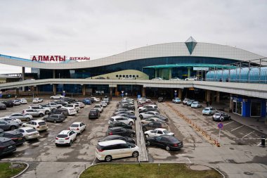 Almaty, Kazakistan - 03.16.2022: Büyük otopark ve havaalanı binasının ana girişi.