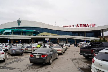 Almaty, Kazakistan - 03.16.2022: Büyük otopark ve havaalanı binasının ana girişi.