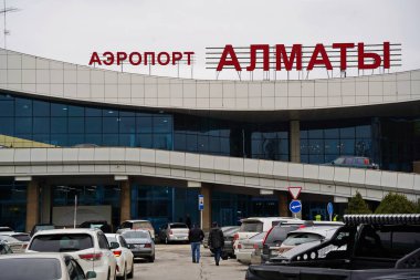 Almaty, Kazakistan - 03.16.2022: Büyük otopark ve havaalanı binasının ana girişi.