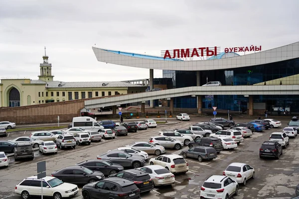 アルマトイ カザフスタン 2022 大規模な駐車場と空港ビルへの主な入り口 — ストック写真