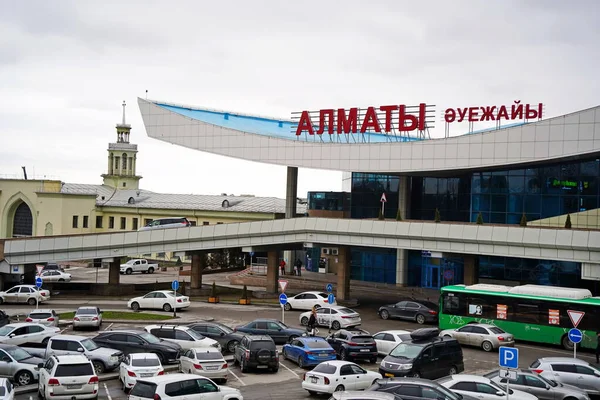 アルマトイ カザフスタン 2022 大規模な駐車場と空港ビルへの主な入り口 — ストック写真