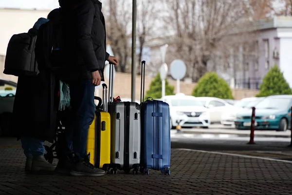 Passengers Luggage Waiting Taxi Airport Building — Stock Photo, Image