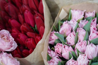 Satılık dekoratif kağıtlı parlak buketler.