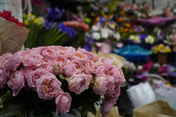 色彩艳丽的花卉花束 装饰用纸出售 — 图库照片