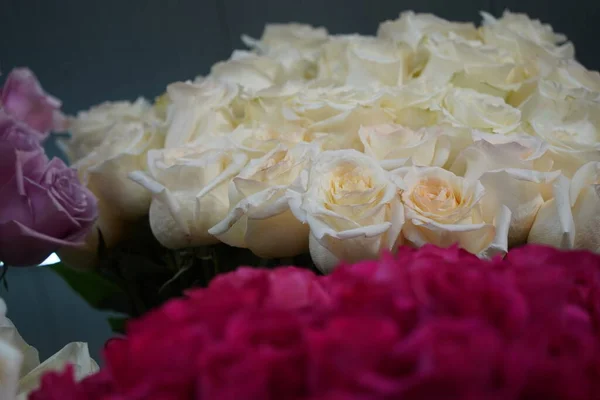 販売中の装飾紙と花の明るい花束 — ストック写真