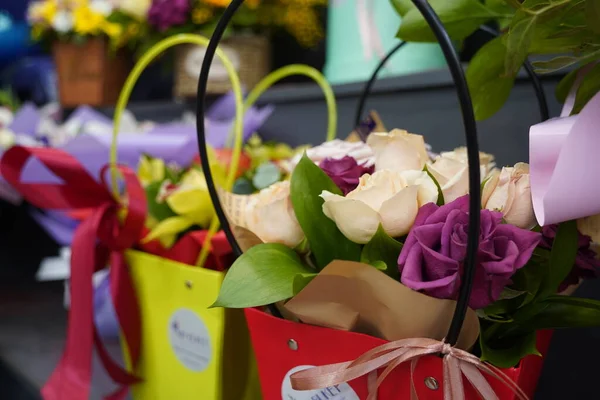 Ljust Buketter Med Blommor Med Dekorativa Papper Till Salu — Stockfoto