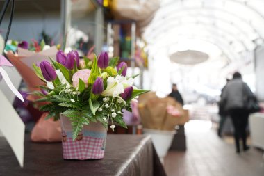Satılık dekoratif kağıtlı parlak buketler.