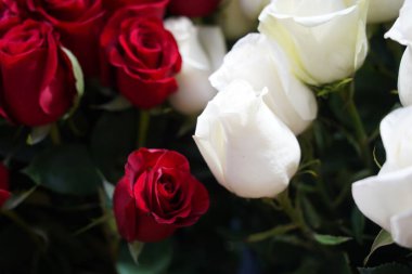 Satılık dekoratif kağıtlı parlak buketler.