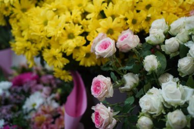 Satılık dekoratif kağıtlı parlak buketler.