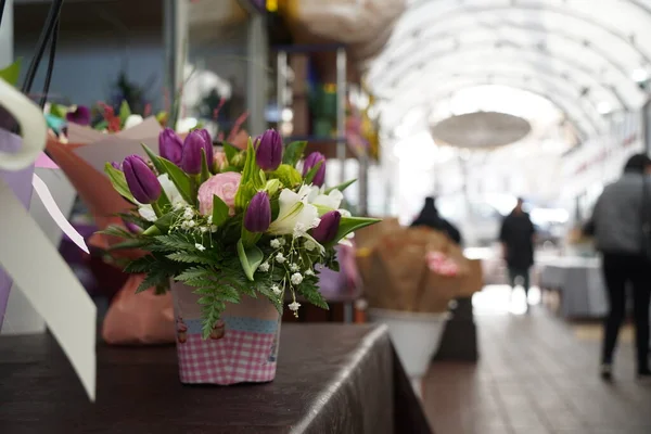 Ljust Buketter Med Blommor Med Dekorativa Papper Till Salu — Stockfoto