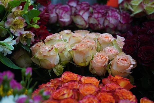 Ljust Buketter Med Blommor Med Dekorativa Papper Till Salu — Stockfoto