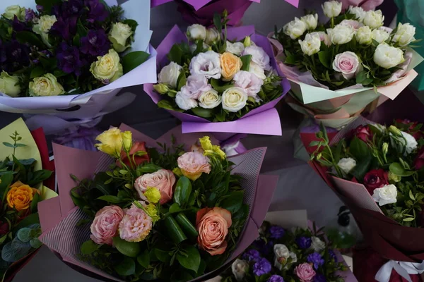 Ljust Buketter Med Blommor Med Dekorativa Papper Till Salu — Stockfoto