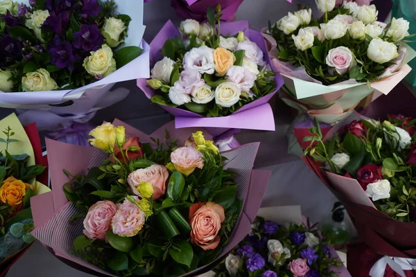 Ljust Buketter Med Blommor Med Dekorativa Papper Till Salu — Stockfoto