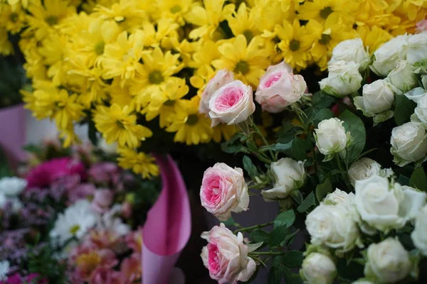 Ljust Buketter Med Blommor Med Dekorativa Papper Till Salu — Stockfoto