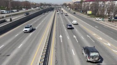 Almaty, Kazakistan - 04.04.2022: Şehrin merkez yolu boyunca çeşitli araçların aktif hareketi. Otoyol iki yöne çıkıyor..