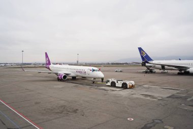 Almaty, Kazakistan - 03.16.2022: Moğol havayolu şirketi Hunnu Air 'in uçağı havaalanı alanına park edilmiştir..