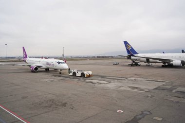 Almaty, Kazakistan - 03.16.2022: Moğol havayolu şirketi Hunnu Air 'in uçağı havaalanı alanına park edilmiştir..