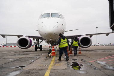 Almaty, Kazakistan - 03.16.2022: Moğol havayolu şirketi Hunnu Air 'in uçağı havaalanı alanına park edilmiştir..