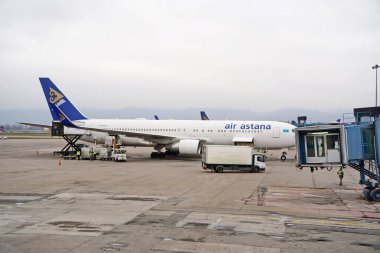 Almaty, Kazakistan - 03.16.2022: Astana Hava Yolları uçağındaki yolculara hazırlık.