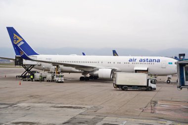 Almaty, Kazakistan - 03.16.2022: Astana Hava Yolları uçağındaki yolculara hazırlık.