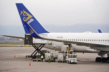 Almaty, Kazakistan - 03.16.2022: Astana Hava Yolları uçağındaki yolculara hazırlık.