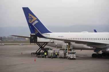 Almaty, Kazakistan - 03.16.2022: Astana Hava Yolları uçağındaki yolculara hazırlık.